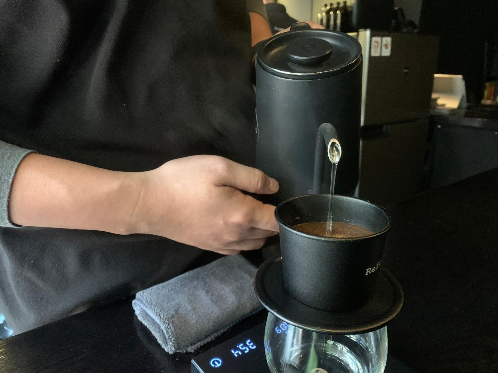 alt: Một người đang ôm đầu vì đau đầu do uống quá nhiều cà phê