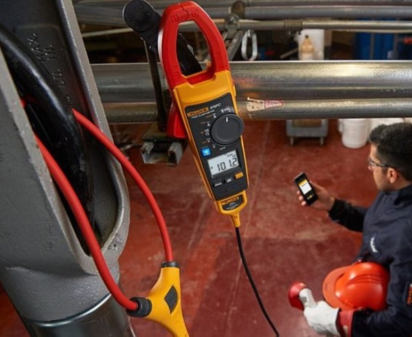 Ampe kìm Fluke 376 FC và Fluke 325 đều trang bị tính năng True RMS