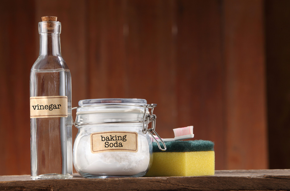 Làm sạch thớt với baking soda và giấm trắng