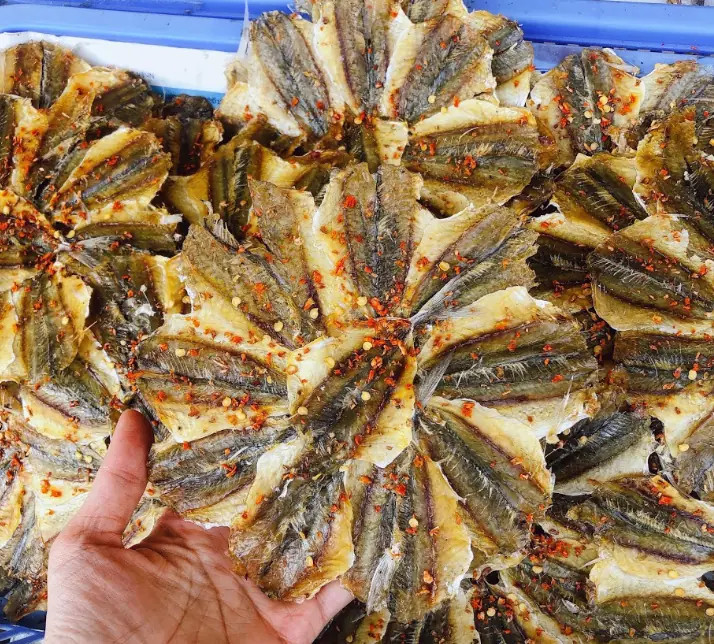 Phơi nắng cá chỉ vàng